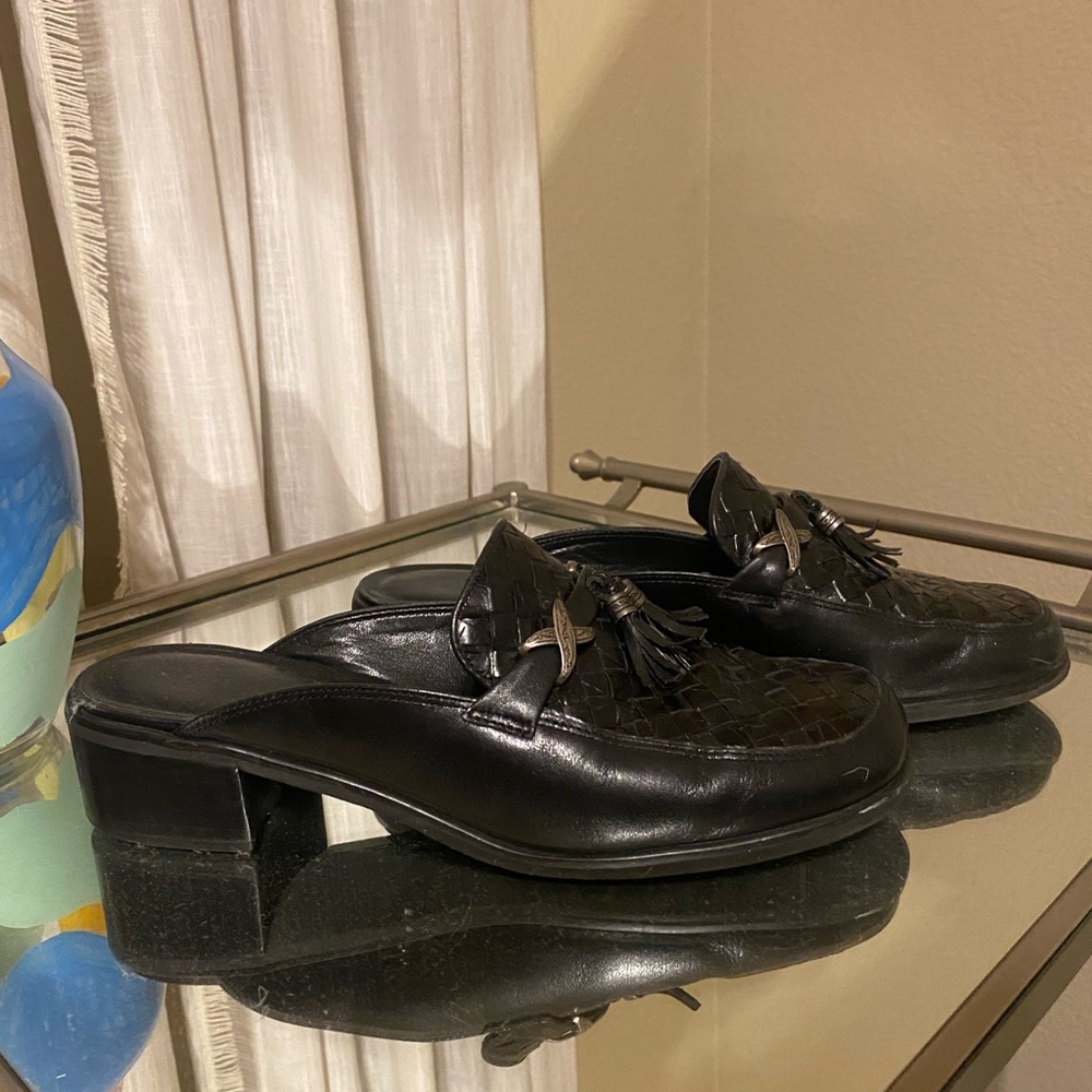 VINTAGE BLACK HEELED LOAFERS